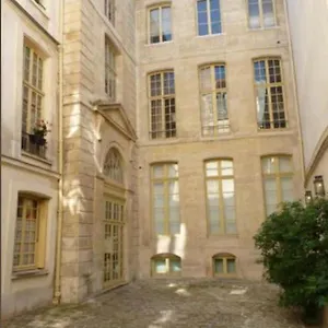 Charming Cosy Triplex In Trendy Marais Paris